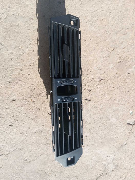 дефлектор торпеди повітряний центральний BMW e60,e61 (69107340)