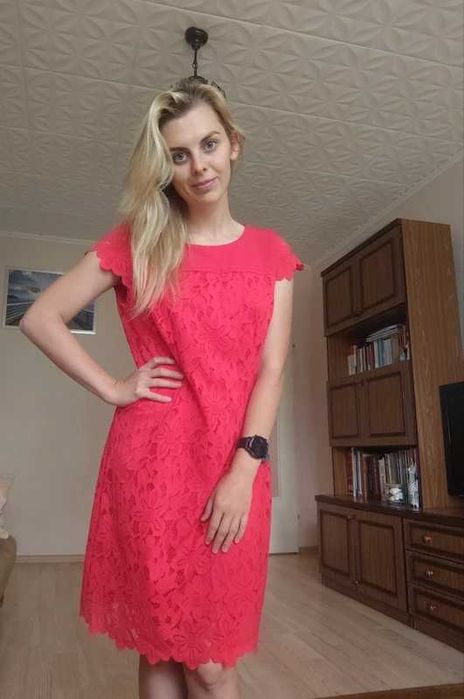 Piękna czerwona koronkowa sukienka