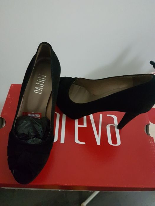 Sapatos  NOVOS  sem qualquer uso!!