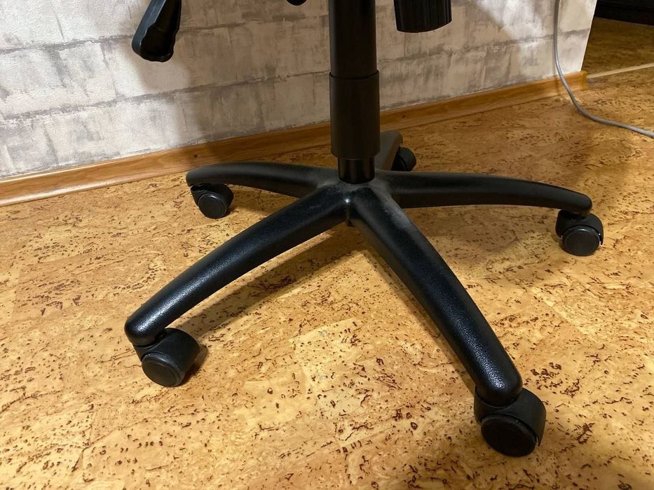 Комп'ютерний стілець