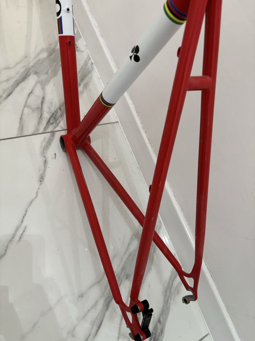 Rama na rurach Columbus 52