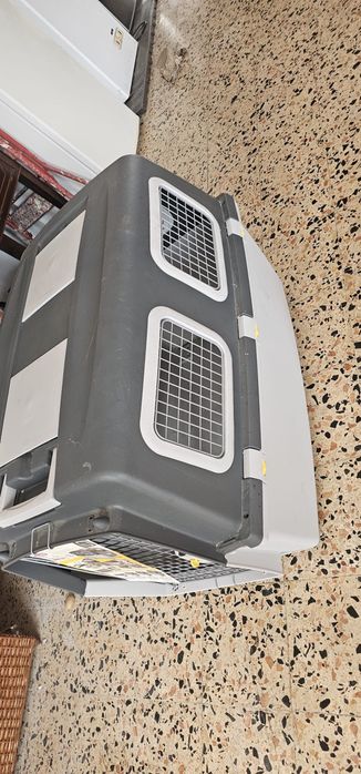 Caixa transportadora de cão