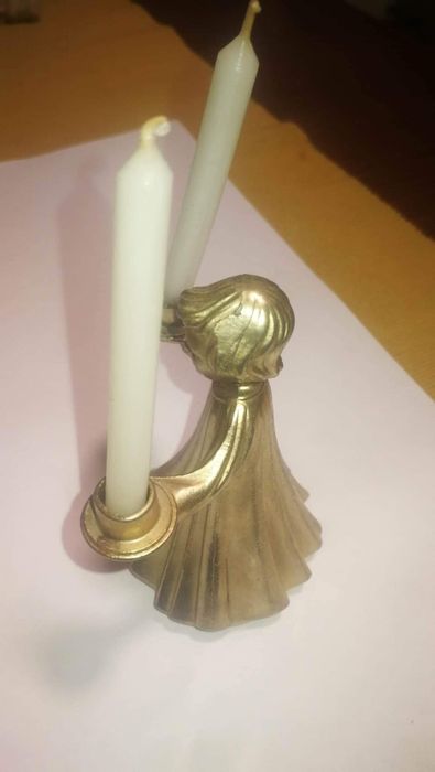 Anioł świecznik z brązu