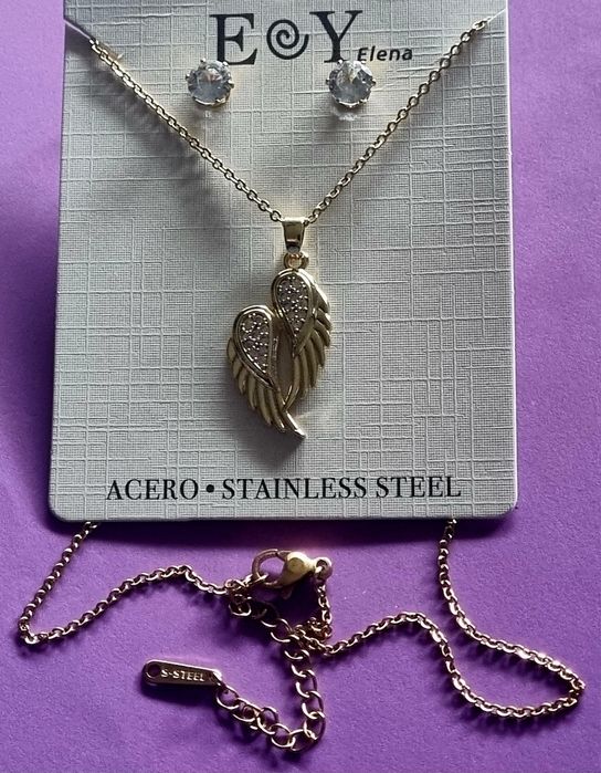 Conjunto dourado (colar e brincos) com asas de anjo. Tem extensor