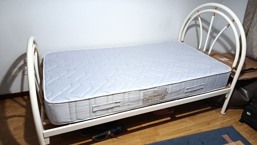 Cama com mesa cabeceira e colchão