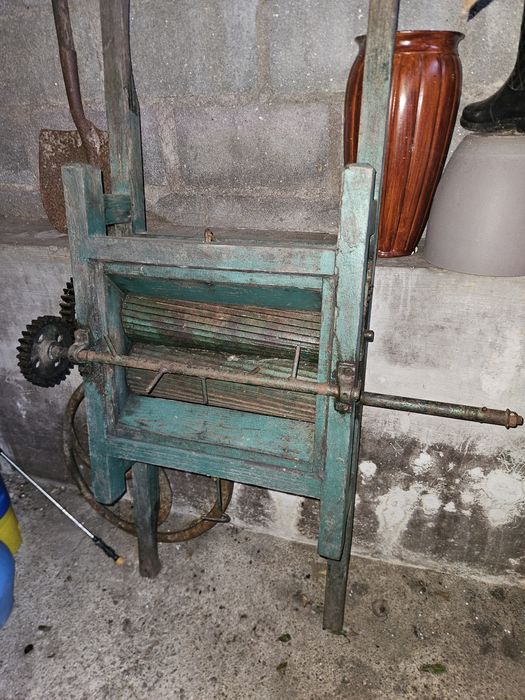 Esmagador de uvas manual