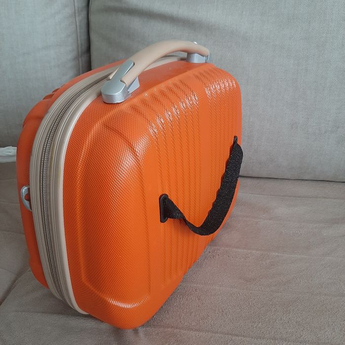 Kuferek podróżny Ochnik kolor pomarańczowy.