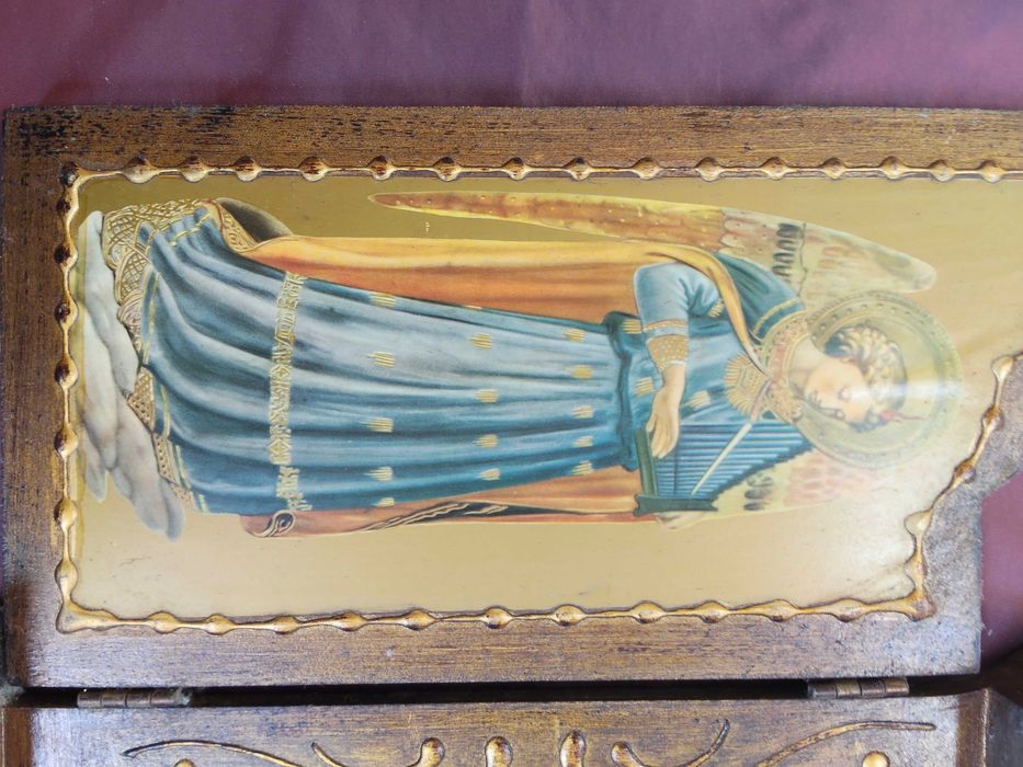Triptico em madeira, do tipo arte sacra
