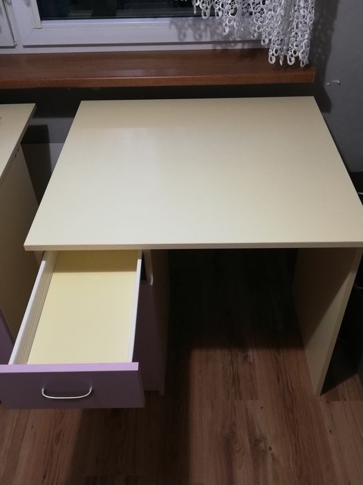 Biurko i wisząca szafka z półkami