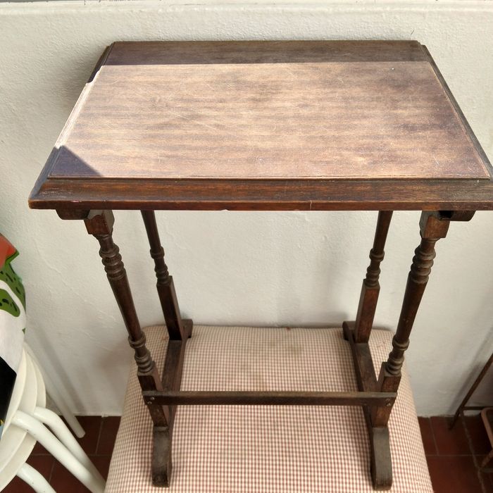 Mesinha de apoio, usada, para de restaurar á cor ou pintar