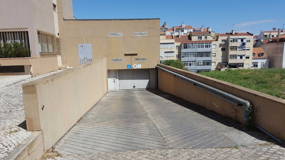 Estacionamento para Mota na rua Jorge Barradas , Benfica