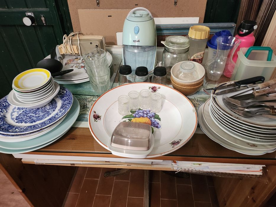 Batedeira, picadora e loiças de cozinha