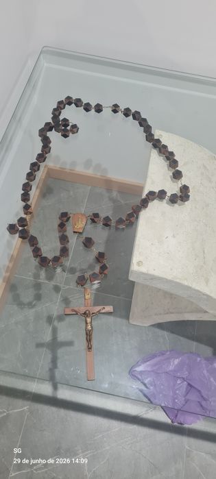 Terço decorativo  ideal para pendurar . Em Madeira, bastante antigo.
