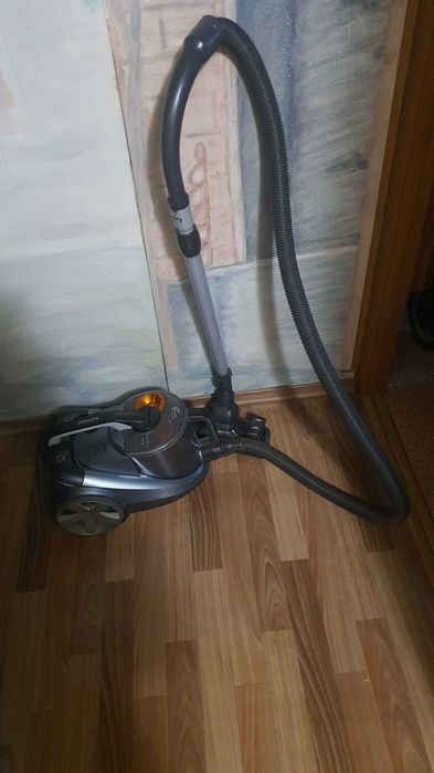 Современный контейнерный пылесос  Philips FC8767 в отличном состоянии.