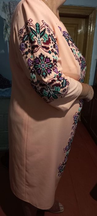 Вишита сукня жіноча