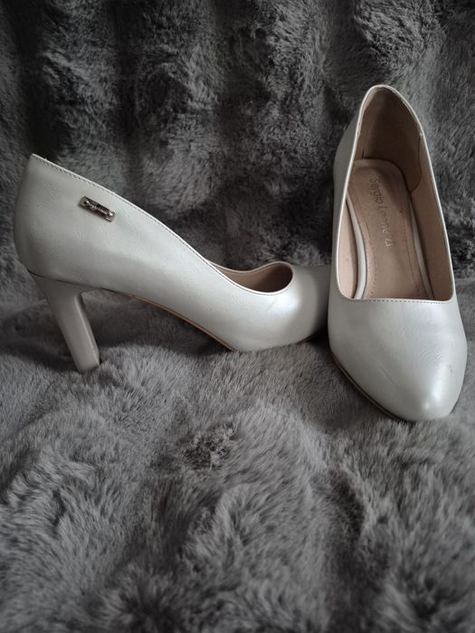 Szpilki perłowe raz założone