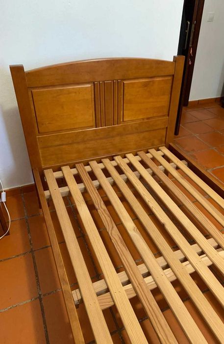 Vendo_ [estrutura] Cama de Criança/Solteiro em ótimo estado em madeira clássica
