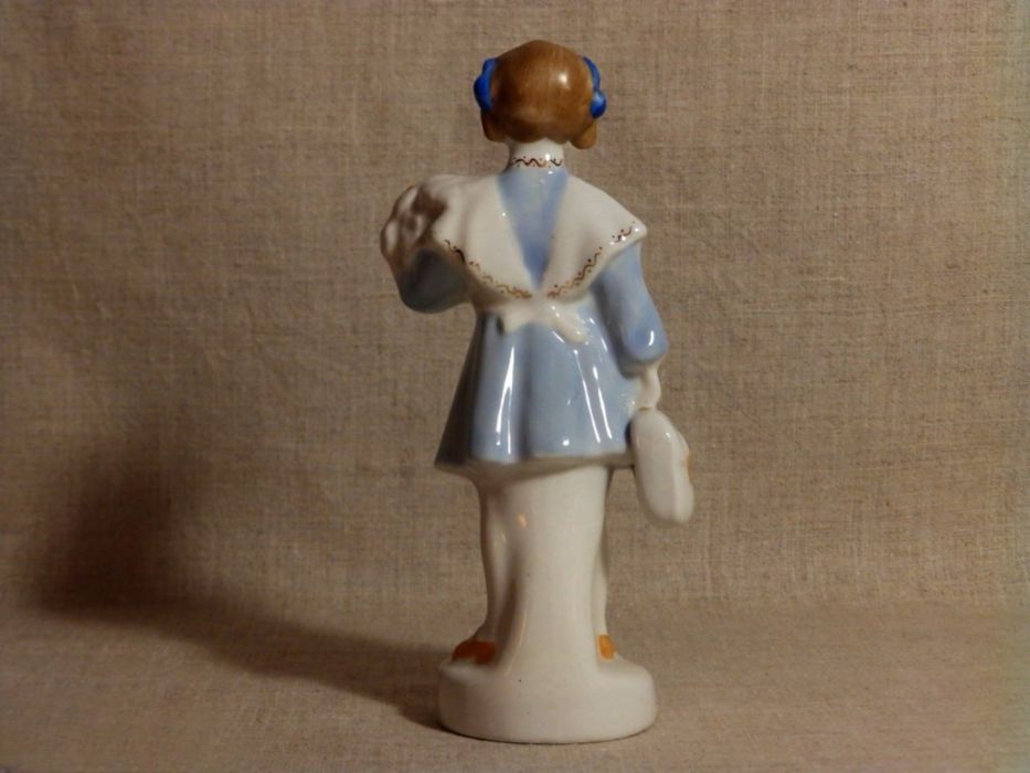 Статуэтка "ПЕРВОКЛАССНИЦА Девочка Школьница" Барановка фарфор СССР