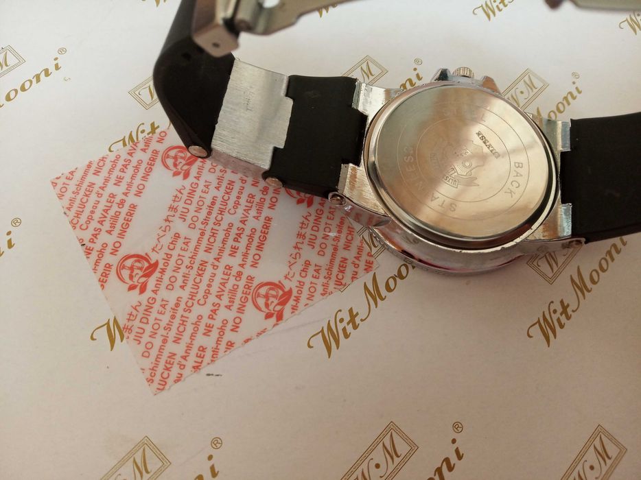 Чорний чоловічий годинник