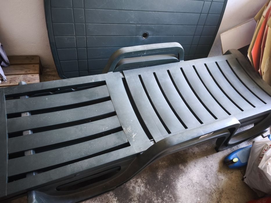 Espreguiçadeira plástico verde.