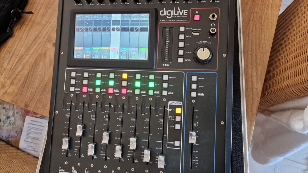 Mesa digital com 2 colunas behringer DR115DSP
