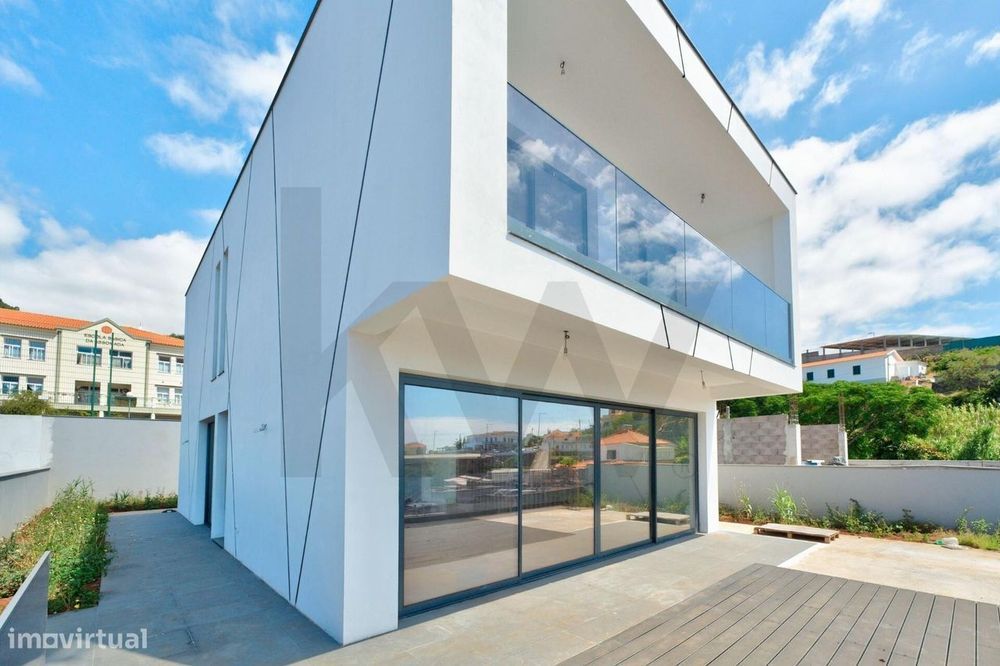 Moradia T3 Nova de Arquitetura Contemporânea | Caniço – Assomada