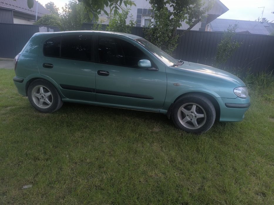 Автомобіль нісан альмера