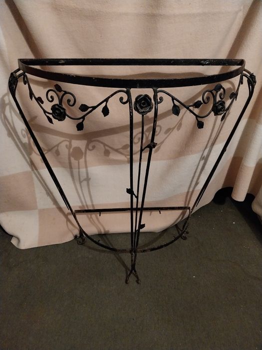 Half-moon-shaped wrought-iron table64586364540673121