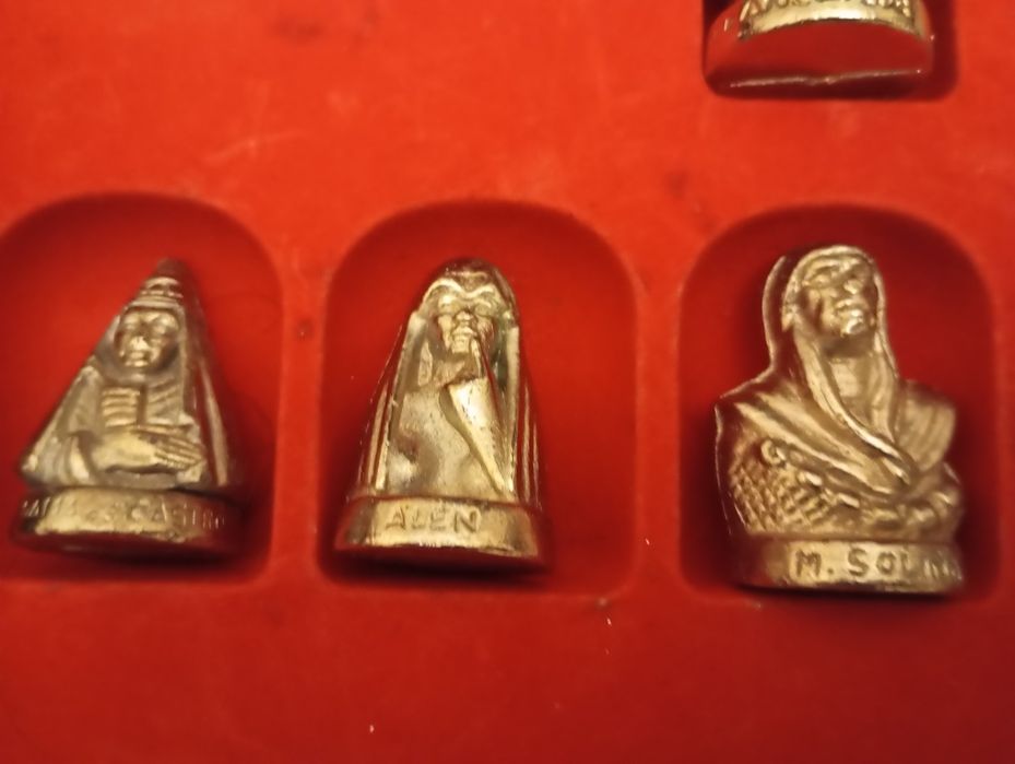 Tabuleiro de damas com peças em metal