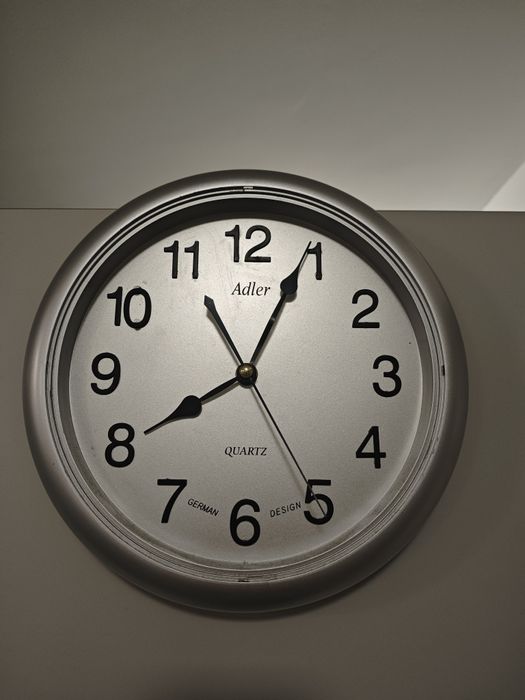 Zegarek ścienny srebrny