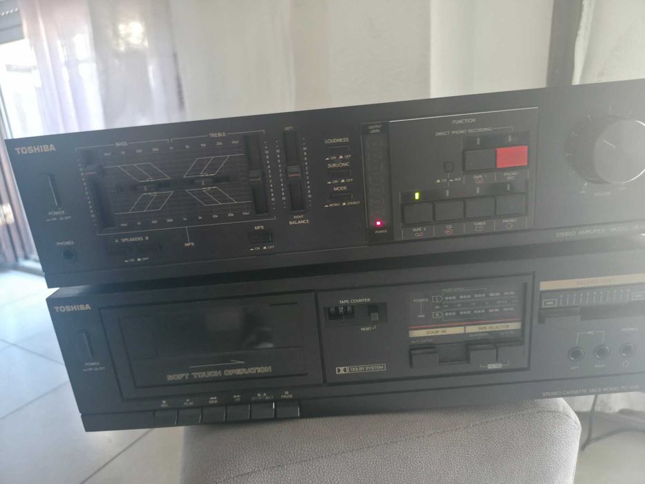 Conjunto de amplificador e deck de cassetes Toshiba