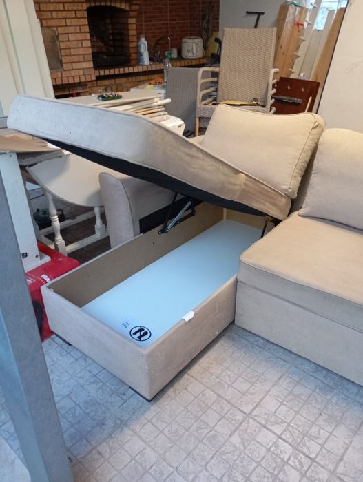 Sofá  com chaise longe, baú e cama.