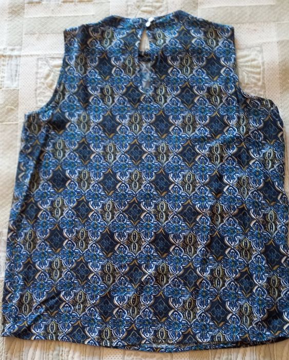 2 Blusas de cavas floridas