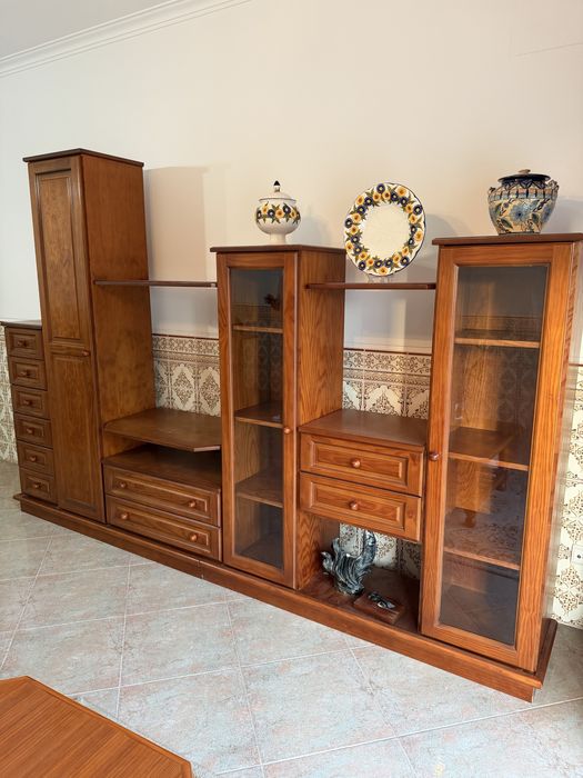 Móvel de sala completo em madeira (elegante e funcional)