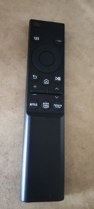 Kompaktowy, wygodny pilot do telewizorów Samsung.