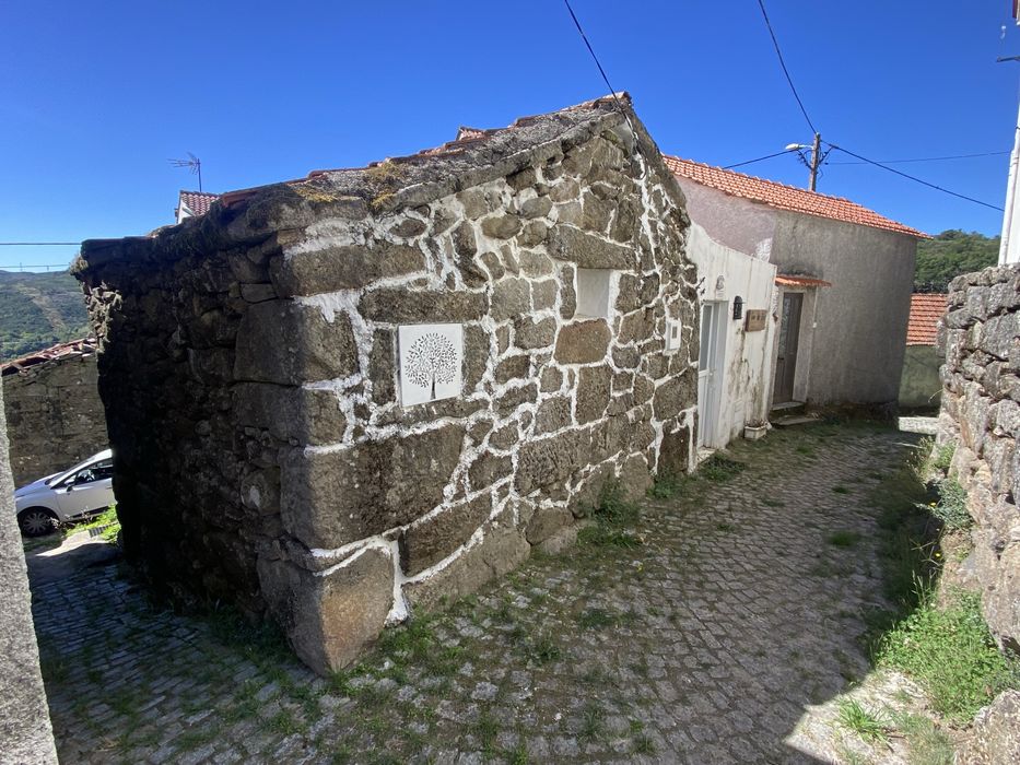 Casa T1 + 1 ( em fase final de restauro )