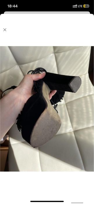 Чорні босоніжки на підборах