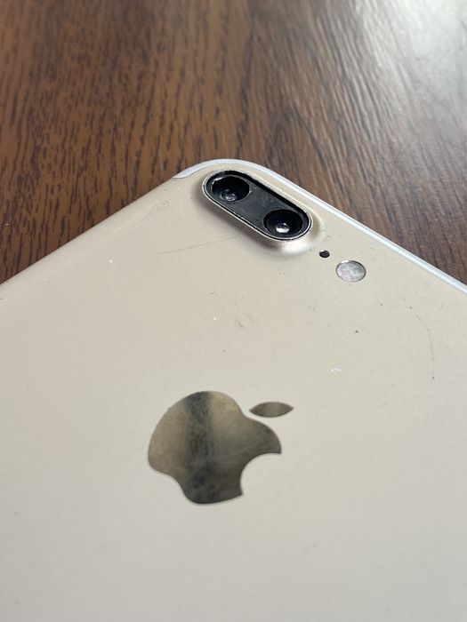 Продаю Айфон 7+  256gb заблокований