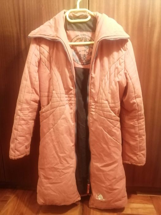 Casaco comprido Skunk Funk cor de laranja e azul.