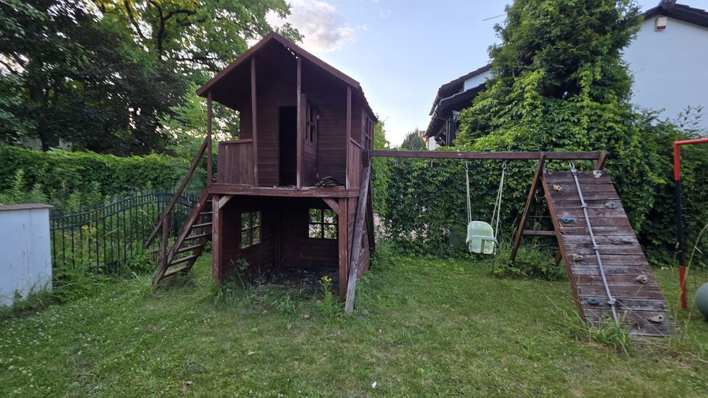 drewniany domek dla dzieci, bocianie gniazdo, ścianka wspinaczkowa