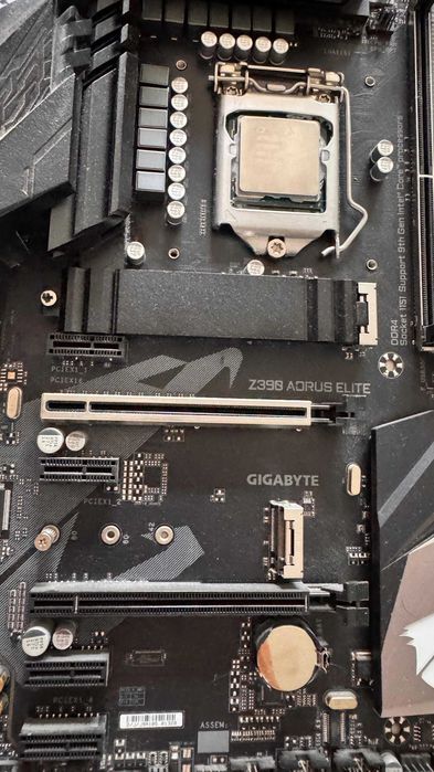 i7 9700K + Gigabyte Z390 AORUS Elite + Corsair A500