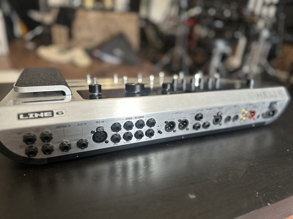 LINE 6 HELIX FLOOR em Platinum (edição limitada)