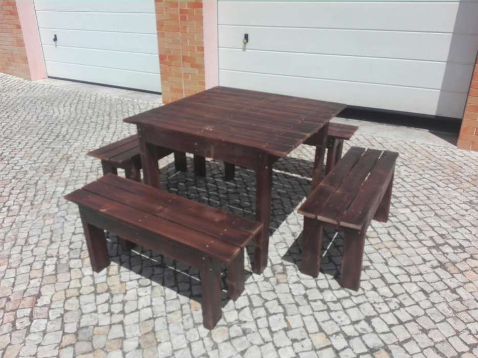 Conjuntos de mesas e bancos corridos.