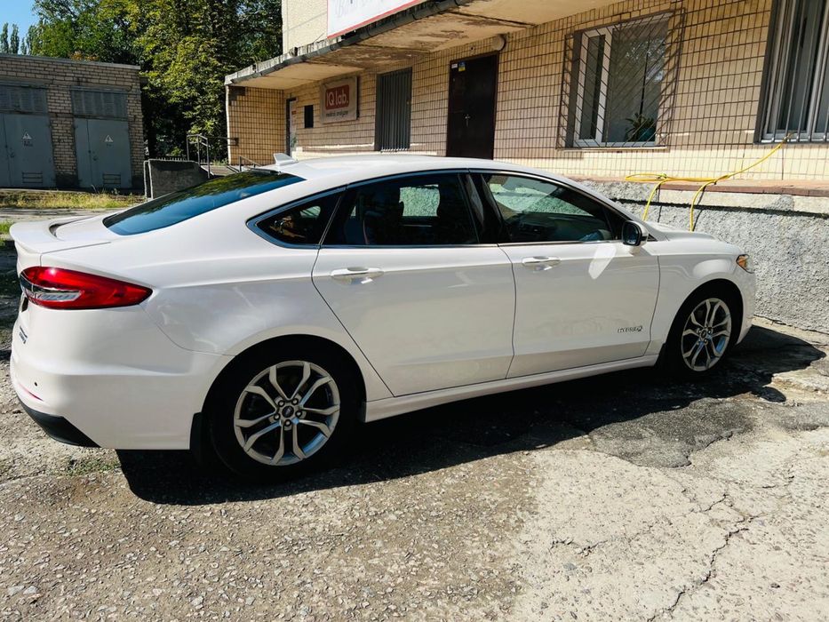 Продаж Ford Fusion Hybrid 2019