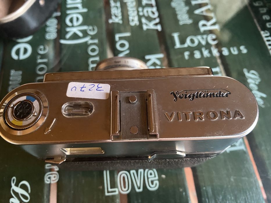 Máquina fotográfica Voigtländer Vitrona completa com estojo e punho.
