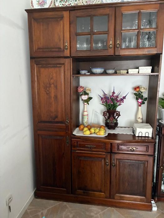 Móvel de madeira castanho escuro