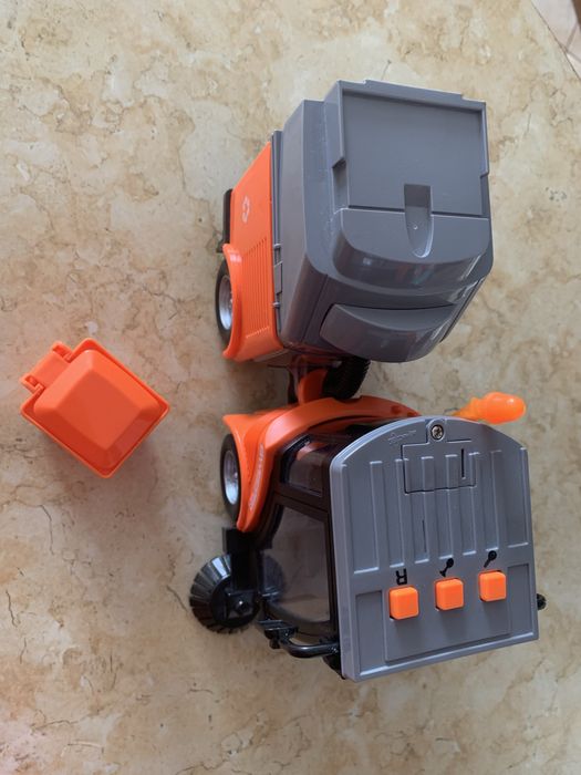 Іграшка для хлопчика: техніка: сміттєвоз з баком