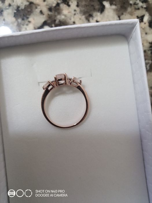 Anel de prata banhado a ouro rosa com quartzo rosa
