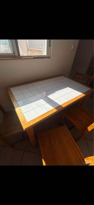 Mesa e 4 cadeiras