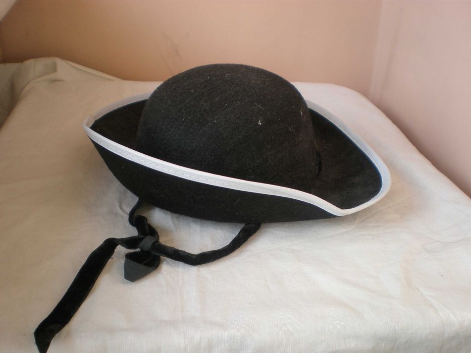 Шляпа для костюма пирата и щит

Шит пластиковый. Красного цвета.